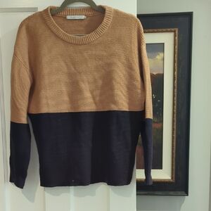 Elegant Two-Tone Crew Neck Sweater